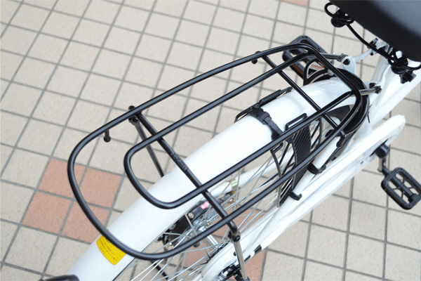 ちょっとした荷物を乗せられる荷台が標準装備。オプションでバスケットも取り付け可能です。