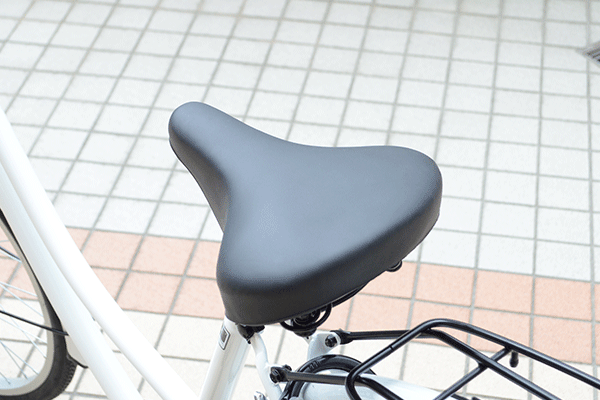 ゆったりとした幅の広いサドルで安定感を。クッション性も抜群です！