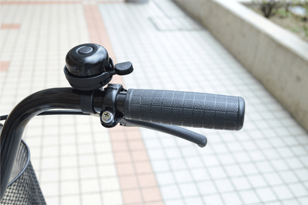 指先で簡単に打ち鳴らすことのできる引き打ちベルを使用。