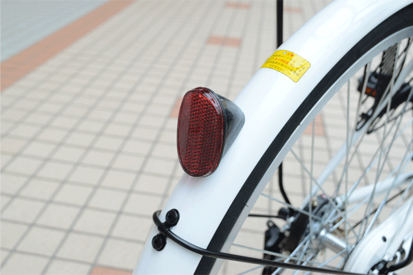 夜間走行時に必須！反射板も標準装備。