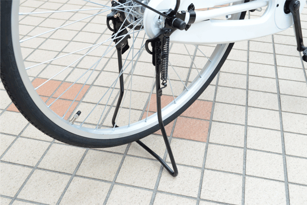 不安定な場所でも車体を安定させられる両足スタンドを搭載。