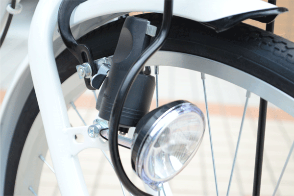 バッテリー切れの心配がないダイナモライトを採用。夜でも安心して走行可能。