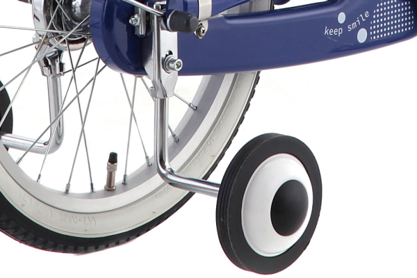 補助輪がついているので自転車の練習が可能です。慣れてきたら補助輪を外してスタンドに変更も可能です。（工具が必要です）