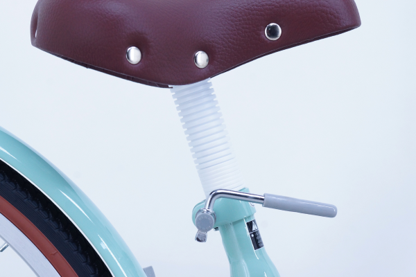 ブラウンカラーのおしゃれな鋲付きサドル。