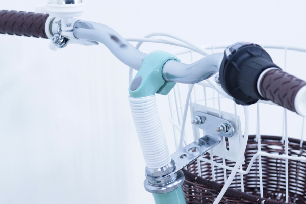 運転操作がしやすいフラットなハンドルバー。