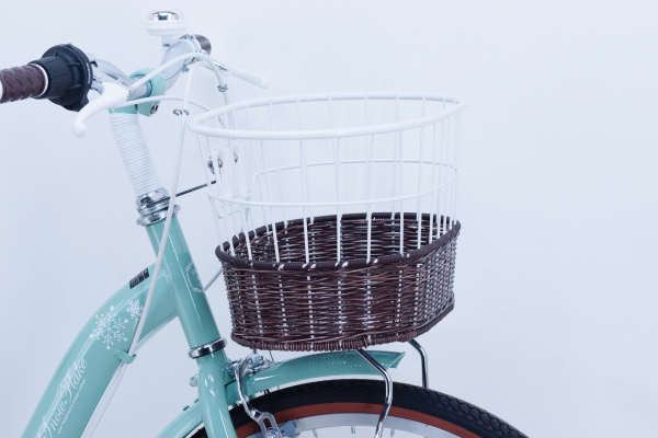 荷物が入れやすい深型の籐風バスケット。