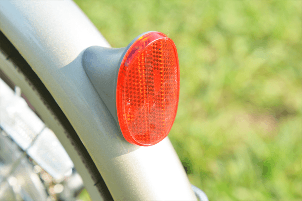 夜間の走行時に必須！反射板が標準装備。