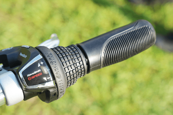 ハンドルを握ったままギアを変更できる、シマノ製のグリップシフトを採用。