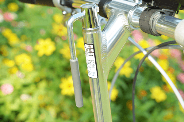 折りたたみ自転車には珍しいハンドルレバーで、ハンドルの高さを調節可能に。