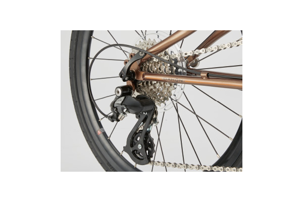 耐久性とメンテナンス性を備えた定番のShimano Altus。