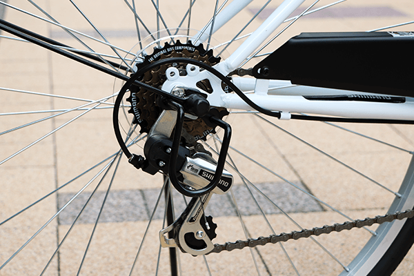 どんな道でも、快適に走れる信頼のシマノ製6段変速機を搭載。※画像は2018モデルです