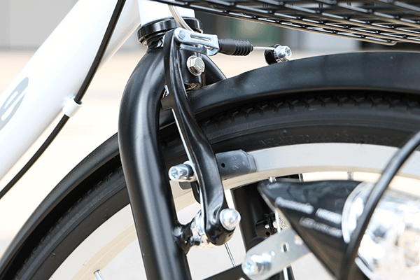 ブレーキの効きが良く、安心して走行することができるVブレーキをセレクト。※画像は2018モデルです