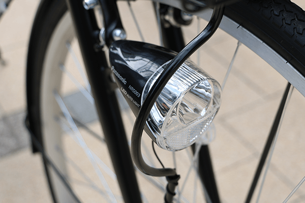 暗くなると点灯するLEDライト。オートライトなので点灯中もペダルが重くなりません。※画像は2018モデルです