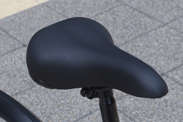中央にくぼみがあり、長時間の走行でもお尻が痛くなりづらく、快適に走行可能。※画像は2018モデルです