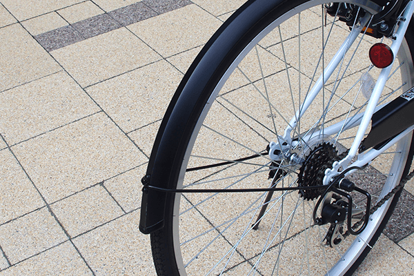 普段使いには必須の泥除け。路面が濡れていても安心して走行可能。※画像は2018モデルです