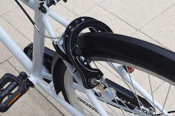 大切な自転車を守るために、簡単にロック・解除が可能なカギ（リング錠）を装着。※画像は2018モデルです