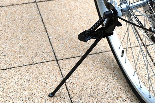 停車時に必須になるスタンドも搭載！片足スタンドは車体を持ち上げずに停車が可能。※画像は2018モデルです