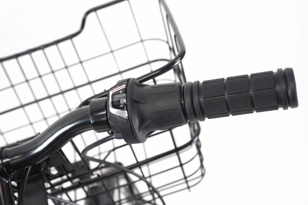 ハンドルを握ったままギアを変更できる、シマノ製のグリップシフトを採用。