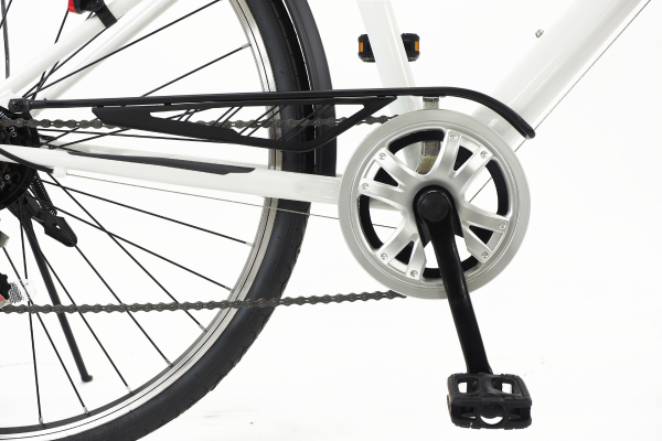 裾の巻き込みや汚れを防いでくれるチェーンカバー。