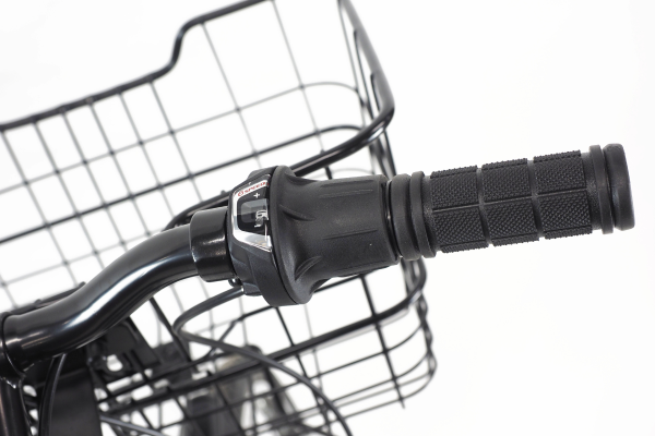 ハンドルを握ったままギアを変更できる、シマノ製のグリップシフトを採用。