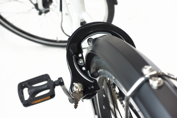 大切な自転車を守るために、簡単にロック・解除が可能なカギ（リング錠）を装着。