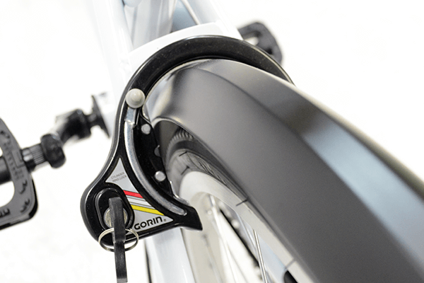 大切な自転車を守るために、簡単にロック・解除が可能なカギ（リング錠）を装着。