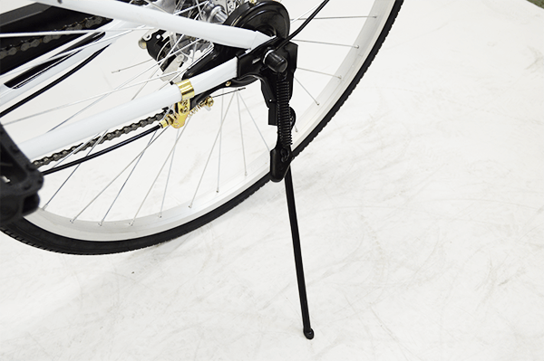 停車時に必須になるスタンドも搭載！片足スタンドは車体を持ち上げずに停車が可能。