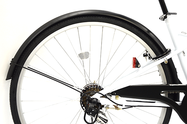 泥はねから衣類を守るので、濡れた路面でも安心して走行が可能です。