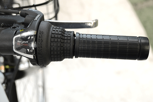 ハンドルを握ったままギアを変更できる、シマノ製のグリップシフトを採用。