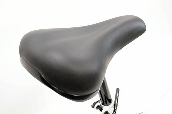 ゆったりとして幅が広く、安定感のあるサドルです。