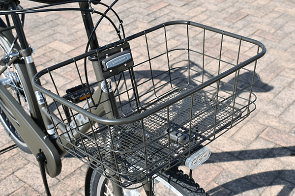 車体全体のフォルムに合う、ワイドなパイプバスケットを標準装備しました。