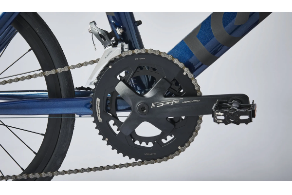 FSA製のダブルギアクランクでギアの選択幅が広い。