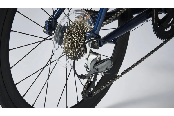 8段変速のシマノクラリスを装備。