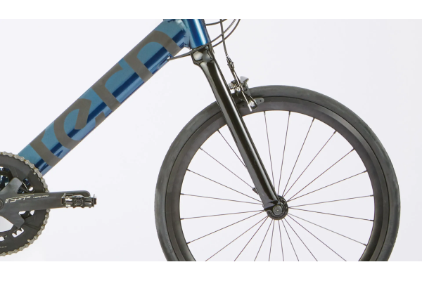 ブラックに塗装された細身のストレートフォーク。