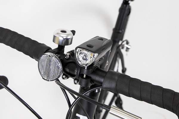 ベルや夜間の走行も安心の電池式ライトを標準で装備！買ってすぐ走り出せる仕様です。