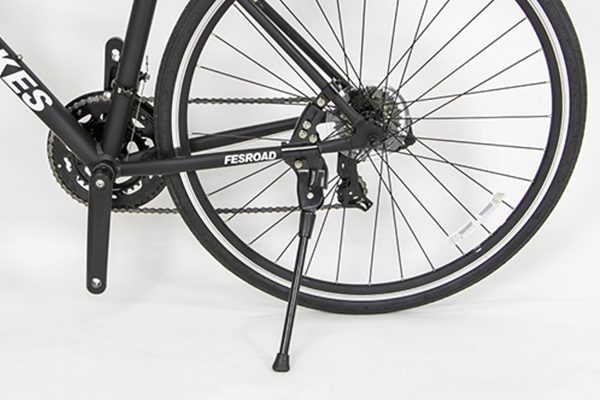 スポーツバイクはスタンドのないモデルも多い中、しっかりサイドスタンドを装備！ちょっとしたお出かけの時などに便利です。