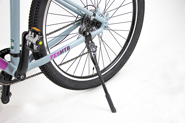 街乗りに便利なサイドスタンドを標準装備。