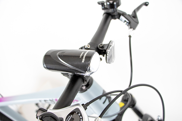 公道走行に必要なライト、ベル、リフレクターもしっかり装着。これ一台ですぐ走り出せます。