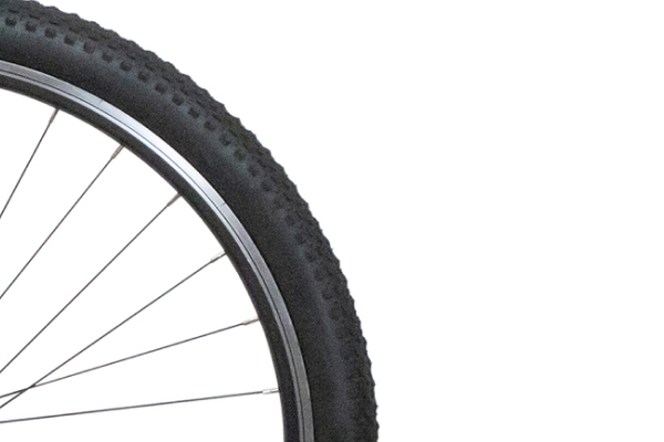 ブロックの目が細くオフロードも舗装路も快適に走れるタイヤを採用。