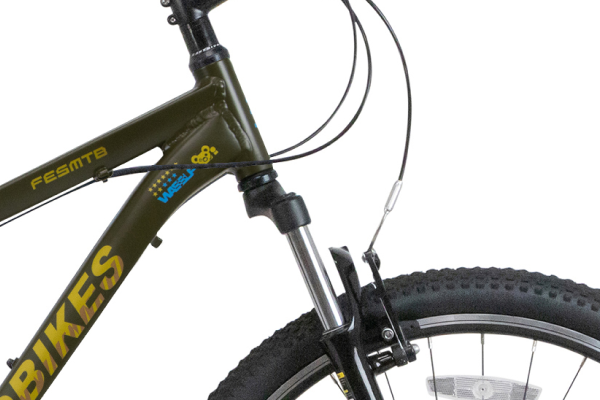 地面からの衝撃を吸収してくれるサスペンションフォークで快適な乗り心地を実現。