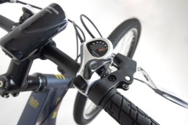 簡単操作のシマノ製7段変速サムシフターを採用。