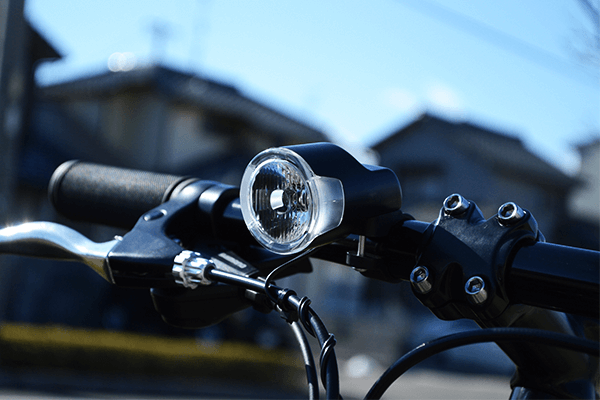 TB1のスタイルにマッチするコンパクトボディで、電池交換不要のハブダイナモ発電式。（画像は旧モデルです）