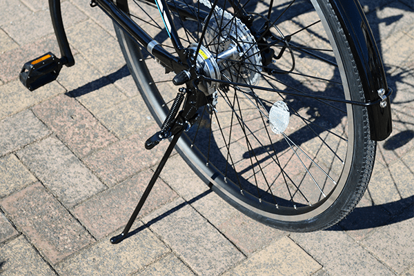 停車時に必須になるスタンドを搭載！片足スタンドは車体を持ち上げずに停車が可能。