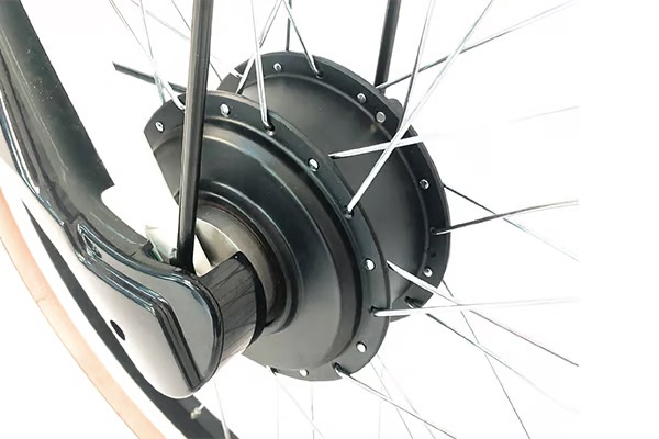 日本電産製ユニットを前輪に装備。人の力で後輪を駆動することで両輪に力が伝わって自然なアシスト感を実現しました。