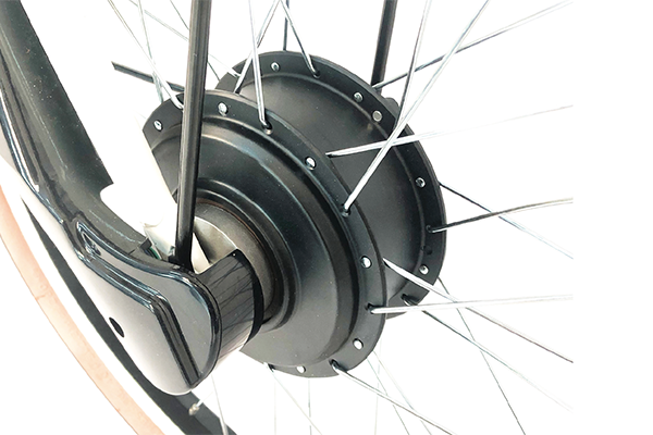 日本電産製ユニットを前輪に装備。人の力で後輪を駆動することで両輪に力が伝わって自然なアシスト感を実現しました。