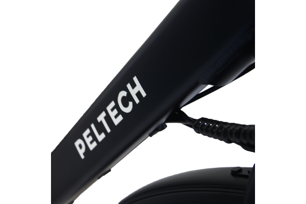 ワイヤー類がフレームに入ることで見た目もスッキリとして、ケーブル類の汚破損を防いでくれます。