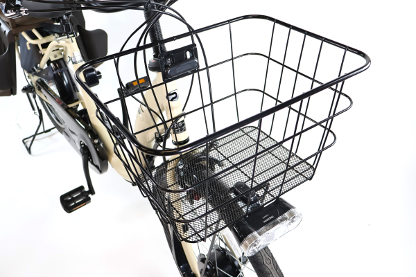 大容量カゴで2リットルのペットボトルが6本入る大きさです。