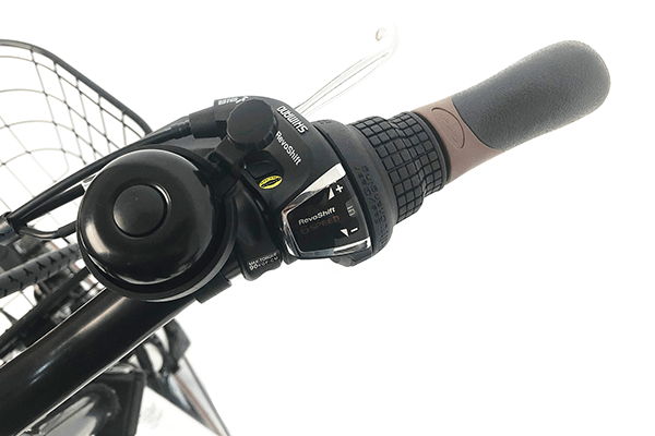 直感的な操作が可能なグリップシフター採用。ハンドルから手を放さず変速が可能なので安全性も高いです。