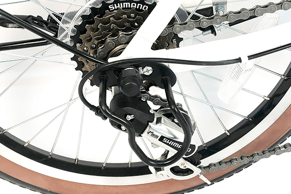 快適な走行を実現する安心のシマノ製外装6段変速を搭載