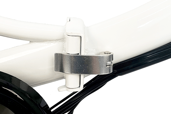 工具不要で誰でも簡単に折りたためる設計。3か所あるレバーを起こして畳むだけのの簡単折り畳み機構です。